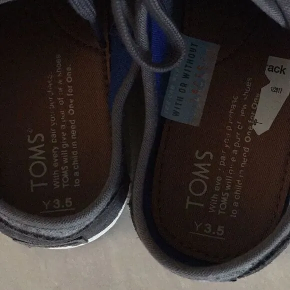 🎉1 hr Sale 🎉Boy toms shoes 💙
