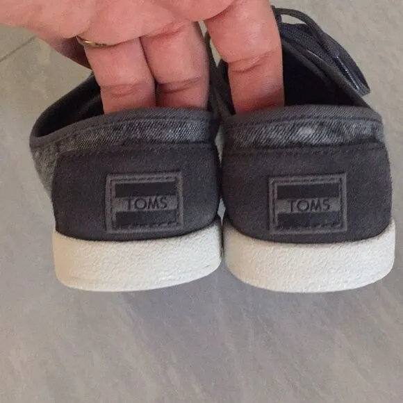 🎉1 hr Sale 🎉Boy toms shoes 💙
