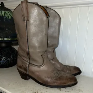 2304 black label Vintage Frye Cowboy western boots gray distressed