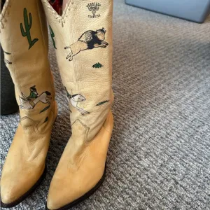 70’s vintage Zodiac Frontier- Yellow Cowboy Boots with Western Embroidery