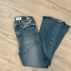 🔻🔻🔻A pair of Frame Le Crop Mini Boots jeans