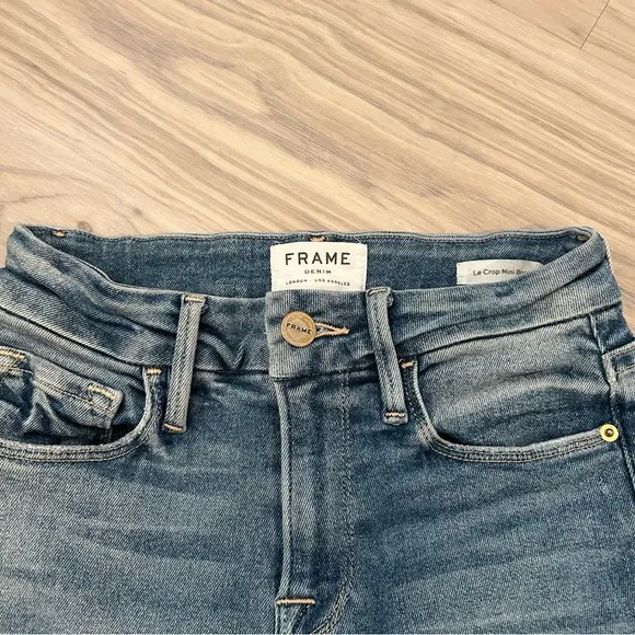 🔻🔻🔻A pair of Frame Le Crop Mini Boots jeans