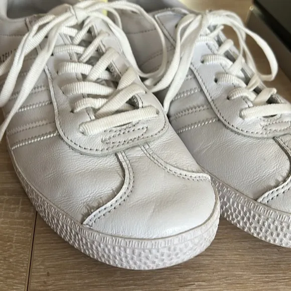 Adidas Gazelle Leather Lace Up Minimalist Sneakers in Cloud White - Size 5.5