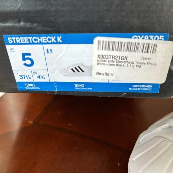 Adidas girls street check tennis shoes white core black size 5 brand new