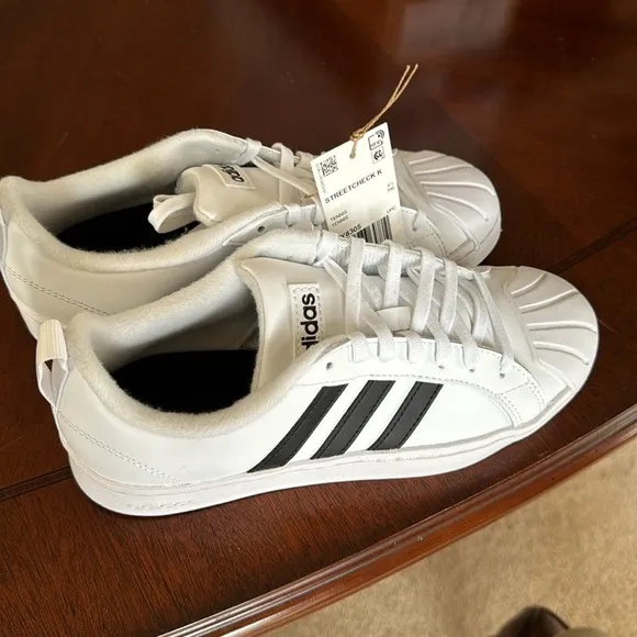 Adidas girls street check tennis shoes white core black size 5 brand new