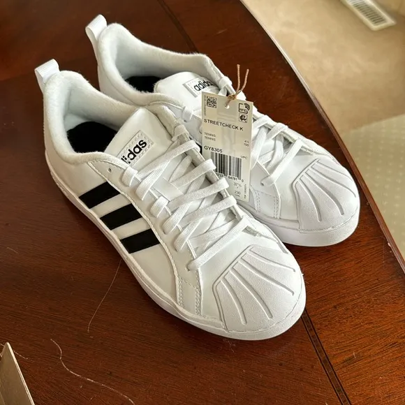 Adidas girls street check tennis shoes white core black size 5 brand new