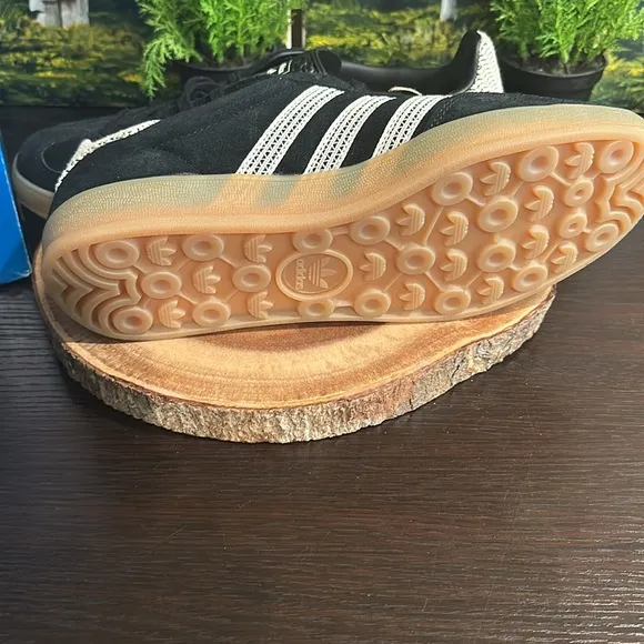 Adidas women’s 7 1/2 Black and White Sneakers