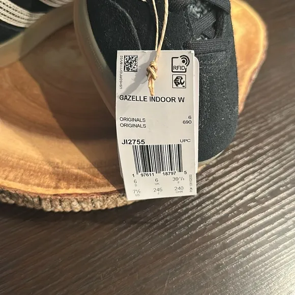 Adidas women’s 7 1/2 Black and White Sneakers