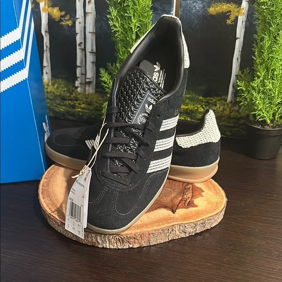 Adidas women’s 7 1/2 Black and White Sneakers
