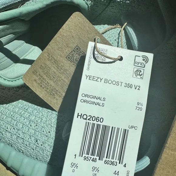 adidas YEEZY Boost 350 V2 Salt - size 10 - BRAND NEW