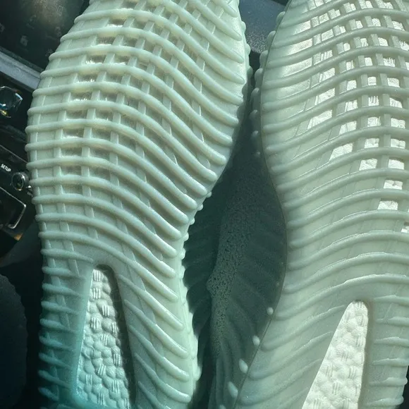 adidas YEEZY Boost 350 V2 Salt - size 10 - BRAND NEW