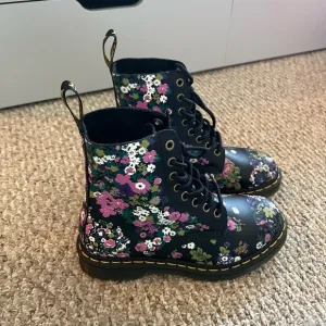 Adult Dr Martens 1460 Pascal Boots