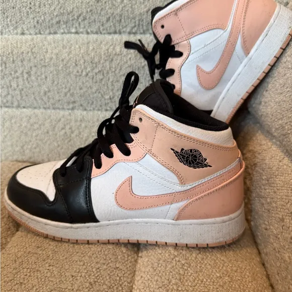 Air Jordan 1 Black &amp; Peach Sneakers