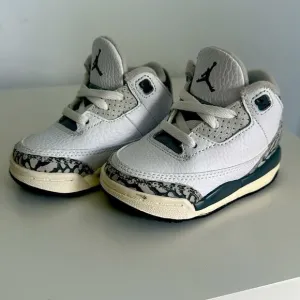 AIR JORDAN 3 RETRO HIDE N’ SNEAKINFANT/TODDLER LIFESTYLE SHOES