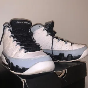 Air Jordan 9 Retro BG size 4y