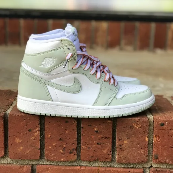 Air Jordan Retro 1 Seafoam Size 8W / 6.5Y