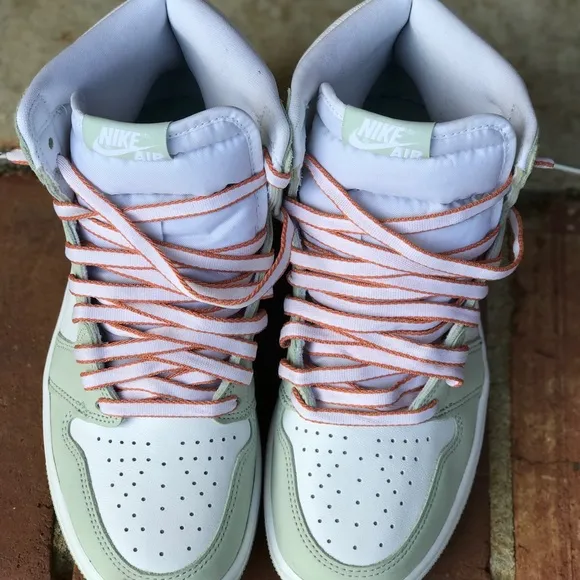 Air Jordan Retro 1 Seafoam Size 8W / 6.5Y