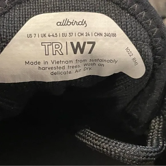 Allbirds Tree Runners All Black Sneakers Size W7 NWOB
