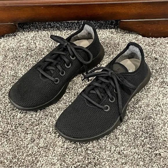 Allbirds Tree Runners All Black Sneakers Size W7 NWOB