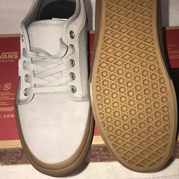 &gt;Ⓜ️CHUKKA LOW TOP LACE UP CANVAS/SUEDE (LIGHT GRAY) DRIZZLE/GUM👟 BRAND NEW VANS