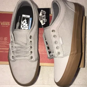 &gt;Ⓜ️CHUKKA LOW TOP LACE UP CANVAS/SUEDE (LIGHT GRAY) DRIZZLE/GUM👟 BRAND NEW VANS