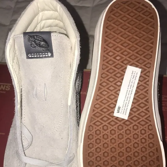 &gt;👤SK8-HI TOP WORLD’S #1 SKATEBOARD HAIRY SUEDE GRAY DOWN WHITE BRAND NEW VANS