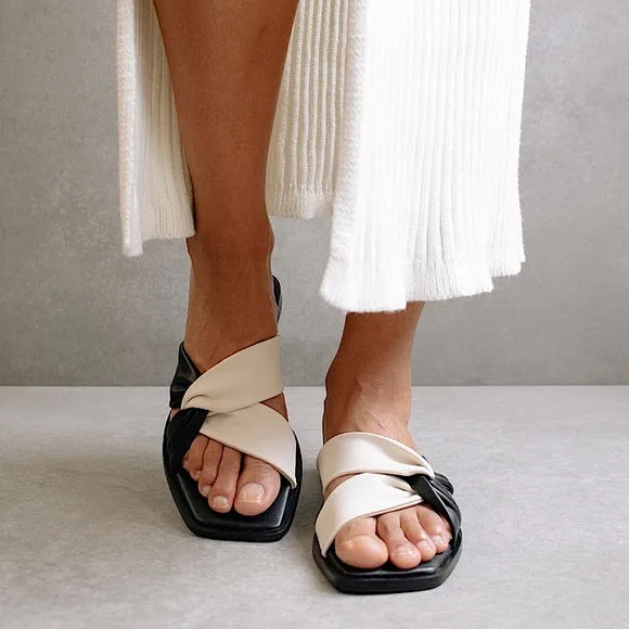 Anthropologie Alohas Nomad Bicolor Leather Sandal in Black &amp; White Size EU 36