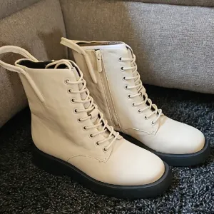 Anthropologie Franco Sarto Ellera Cream Combat Lace-Up Boots Size 6
