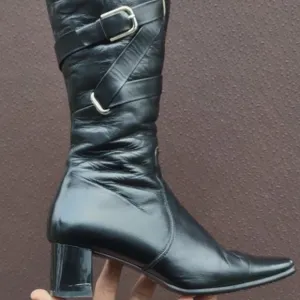 AVELA BELLINI LADIES CHIC HEELED BUCKLED METAL DETAIL LEATHER BOOTS