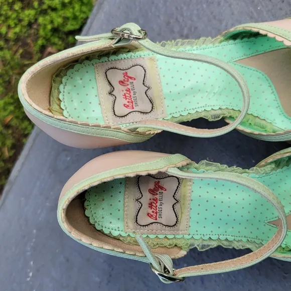 Bettie Page 'Sue' Mint and Cream Women's 4&quot; Heels