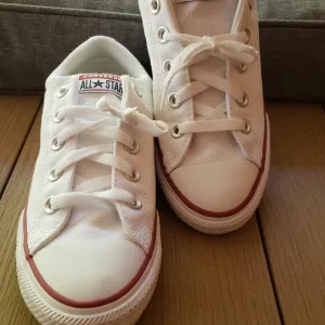 BNWoT CTAS Converse A01694F youth street bright white lace (2.5) KICKS