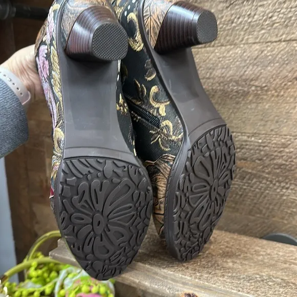 Boho Embroidered Ankle Boots – Size 42