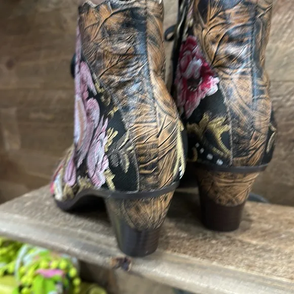 Boho Embroidered Ankle Boots – Size 42