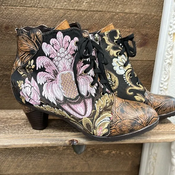 Boho Embroidered Ankle Boots – Size 42