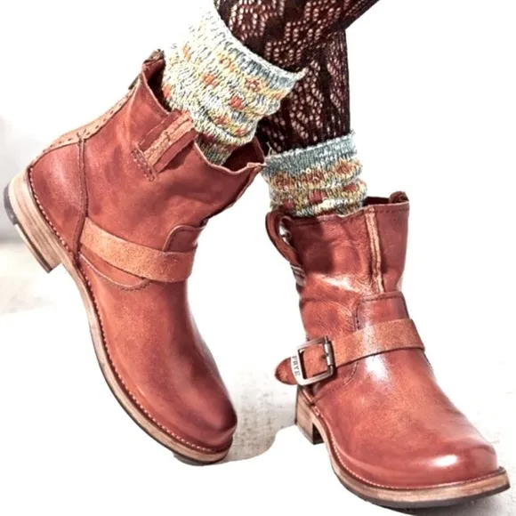Boho FRYE Boots VICKY ARTISAN Harness Distressed Leather Whiskey Back Zip Size 8