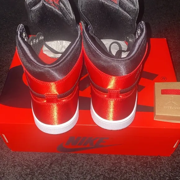 Brand new never been worn womens Jordan 1 Retro High OG.Sz.10.5w.satin red/black
