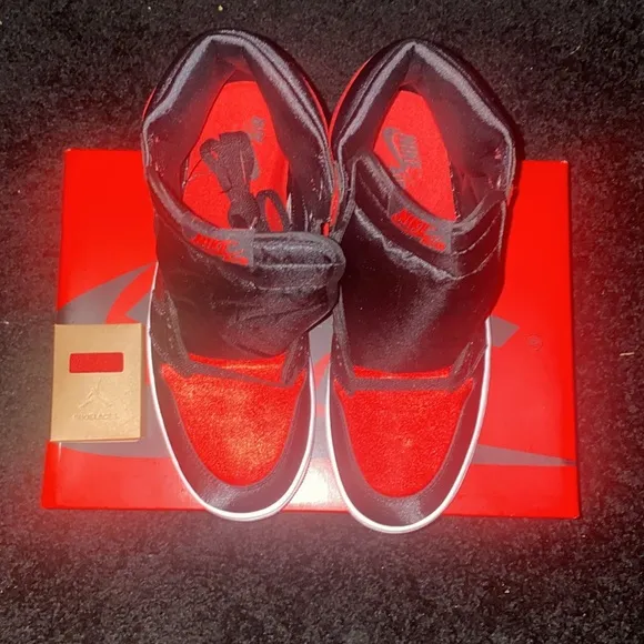 Brand new never been worn womens Jordan 1 Retro High OG.Sz.10.5w.satin red/black