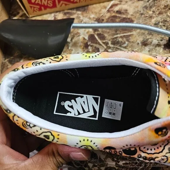 Brand New Vans men's Off The Wall skateboard skeleton shoes size 9.5.    006