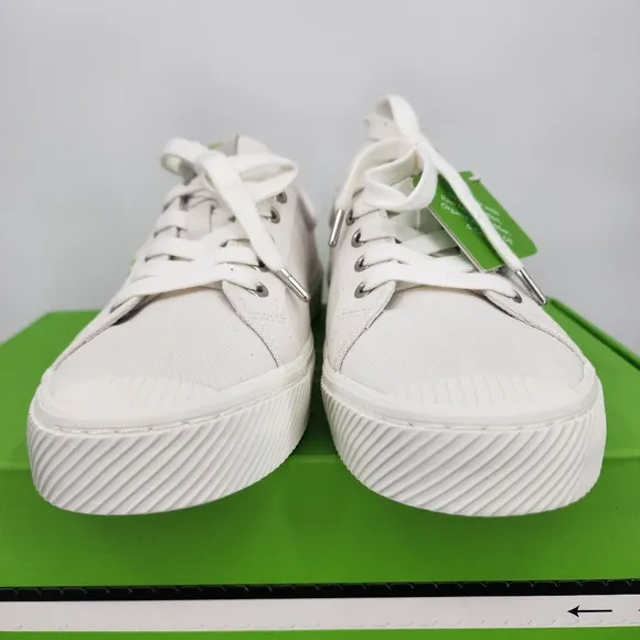 CARIUMA Oca Low White Canvas Fashion Sneakers Size 9 NWT