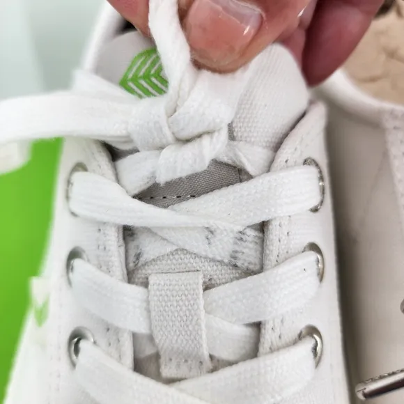 CARIUMA Oca Low White Canvas Fashion Sneakers Size 9 NWT