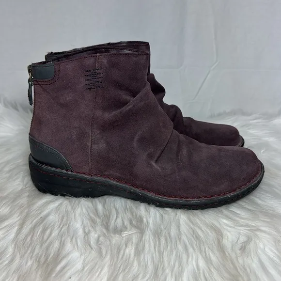 Clarks Artisan Avington Swan Ruched Women's NWOT Aubergine Suede Booties Sz 11