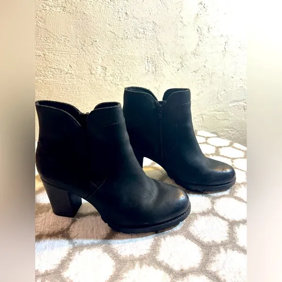 CLARKS Black Ankle Boots w block heels- zipper NWOT, beautiful