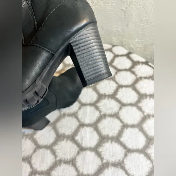 CLARKS Black Ankle Boots w block heels- zipper NWOT, beautiful