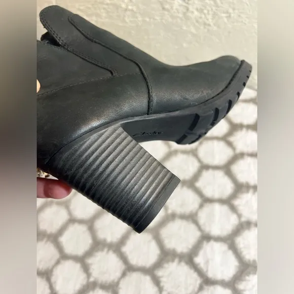 CLARKS Black Ankle Boots w block heels- zipper NWOT, beautiful
