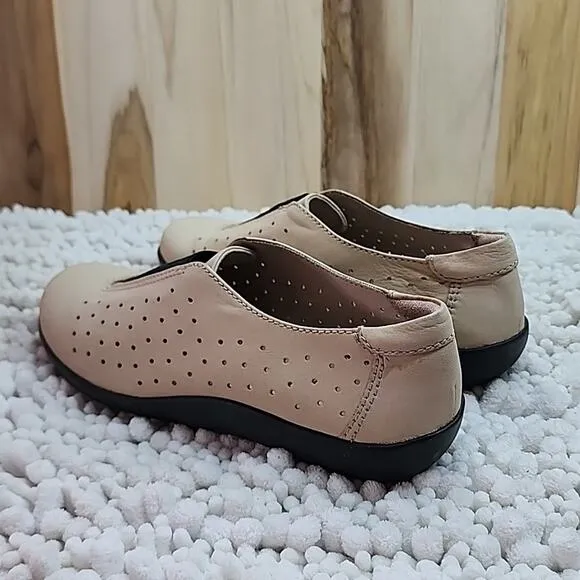 CLARKS COLLECTION NEW  CUSHION ELASTIC LOAFERS TAN IN VGUC CLEAN SIZE 6.5 LADIES