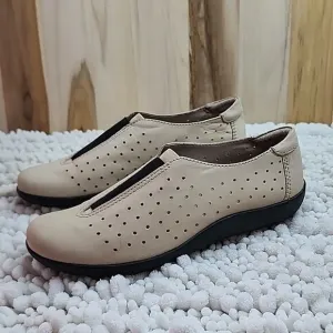 CLARKS COLLECTION NEW  CUSHION ELASTIC LOAFERS TAN IN VGUC CLEAN SIZE 6.5 LADIES
