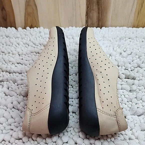 CLARKS COLLECTION NEW  CUSHION ELASTIC LOAFERS TAN IN VGUC CLEAN SIZE 6.5 LADIES