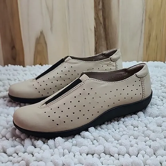 CLARKS COLLECTION NEW  CUSHION ELASTIC LOAFERS TAN IN VGUC CLEAN SIZE 6.5 LADIES