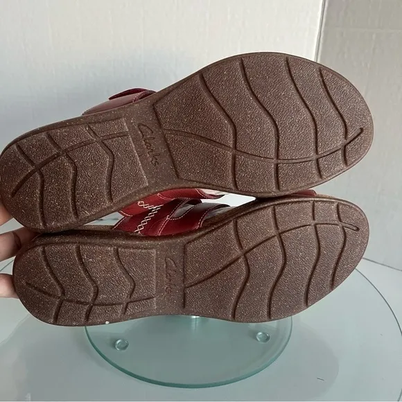 Clarks - Women’s Roseville Bay Leather Sandal - Red Leather. Size: 9 M (US). NIB