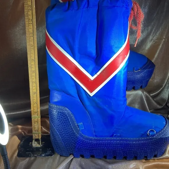 COBALT blue vintage moon boots. Size 9-10. Red white stripes. B13
